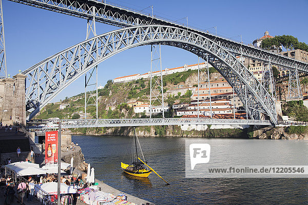 Rabelos-Boot auf dem Fluss Douro  Kloster Serra do Pilar  Brücke Ponte Dom Luis I  UNESCO-Weltkulturerbe  Porto (Oporto)  Portugal  Europa
