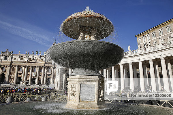 Brunnen außerhalb des Petersdoms  Petersplatz  Vatikan  Rom  Latium  Italien  Europa