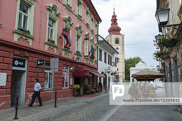 Cankarjeva Straße und der Stadtturm  Ptuj  Slowenien  Europa
