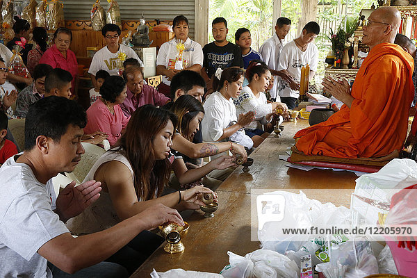 Puja  Khao Pansa Feier im Wat Ampharam  Hua Hin  Thailand  Südostasien  Asien