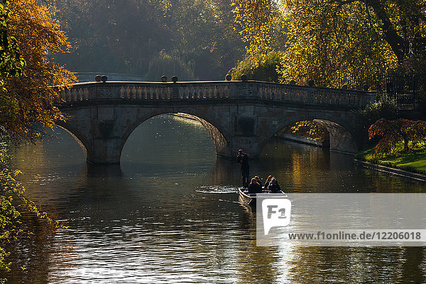 Clare Bridge in den Backs an einem Herbsttag. Universität Cambridge  Cambridge  Cambridgeshire  England  Vereinigtes Königreich  Europa