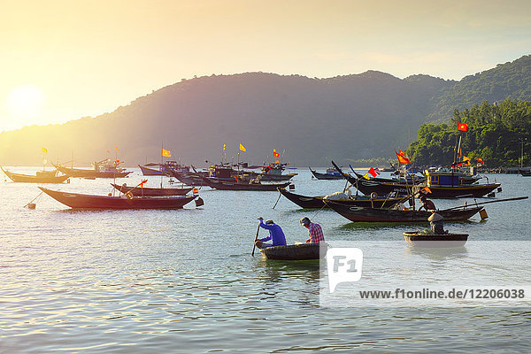 Fischer in traditionellen Korakbooten auf der Insel Cham  Quang Nam  Vietnam  Indochina  Südostasien  Asien