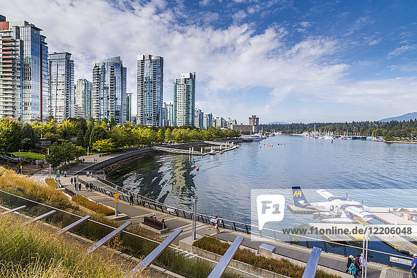 Blick auf Wasserflugzeug und städtische Bürogebäude am Hafen von Vancouver  Innenstadt  Vancouver  British Columbia  Kanada  Nordamerika