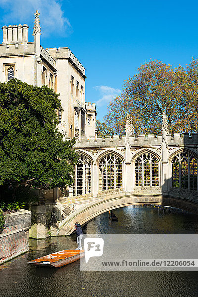 Punting under the Bridge of Sighs  St. Johns College  Universität Cambridge  Cambridge  England  Vereinigtes Königreich  Europa