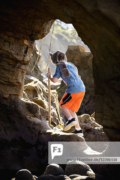 Kaukasischer Junge beim Wandern auf Felsen