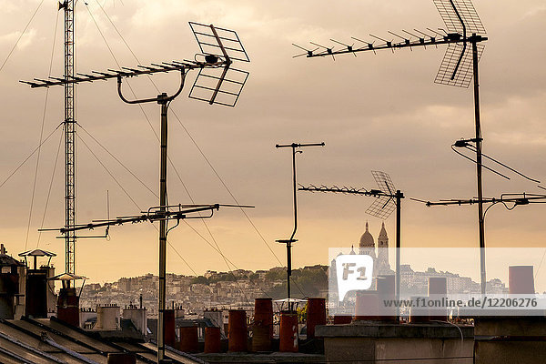 Antennen auf Dächern im Stadtbild