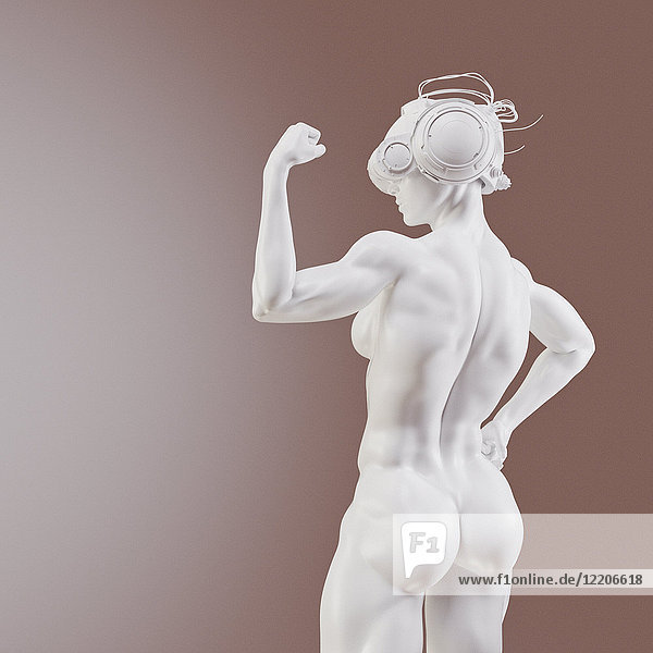 Weiße muskulöse Frau  die eine Virtual-Reality-Brille trägt und Muskeln anspannt