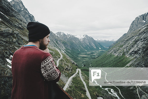 Kaukasischer Mann bewundert malerische Aussicht auf ein Tal