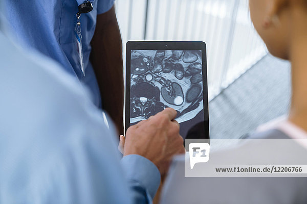Nahaufnahme von Arzt und Krankenschwestern  die ein Bild auf einem digitalen Tablet betrachten