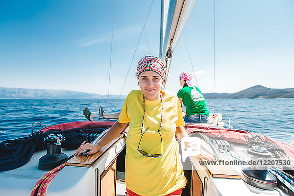 Porträt einer jungen Frau beim Segeln  Kroatien