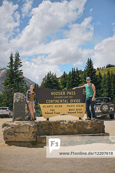 Porträt des Ehepaares am Schild Continental Divide  Breckenridge  Colorado  USA