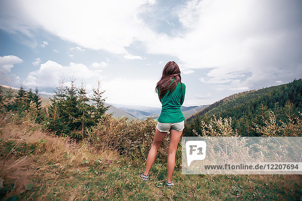 Junge Frau mit Blick über die Berge  Draja  Vaslui  Rumänien  Rückansicht