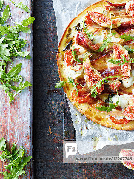 Frische Pizza mit Rucola-Blatt und Feige  Draufsicht