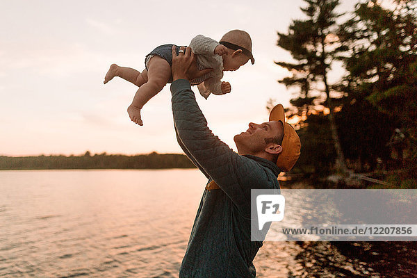 Mann überfällt Baby-Tochter am Seeufer