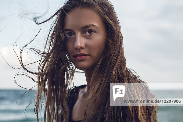 Porträt einer jungen Frau mit fliegenden langen Haaren am Strand  Odessa  Oblast Odessa  Ukraine