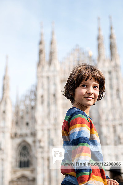 Porträt eines Jungen  der über die Schulter schaut  auf dem Platz der Mailänder Kathedrale  Mailand  Lombardei  Italien