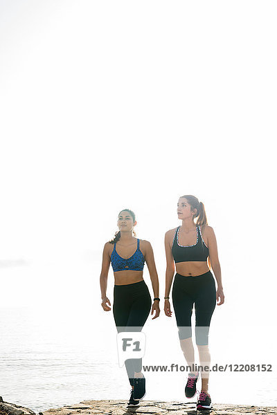 Zwei junge Frauen in Ausbildung  Spaziergang am Strand