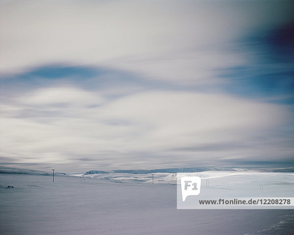 Beleuchtete mondbeschienene Schneelandschaft in der Polarnacht  Finnmark  Norwegen