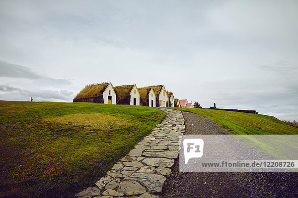 Pfad zu Rasenhäusern  Akureyri  Eyjafjardarsysla  Island