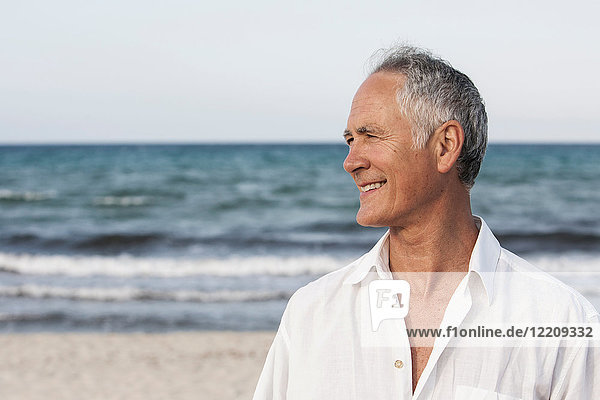 Porträt eines älteren Mannes am Meer  Palma de Mallorca  Spanien