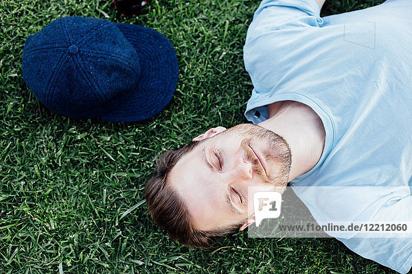 Auf Gras schlafender Mann