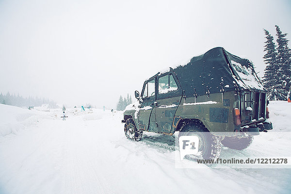 Geländewagen auf schneebedecktem Feld  Gurne  Ukraine