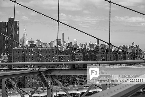 Stadtbild mit Wolkenkratzer-Skyline  B&W  New York  USA