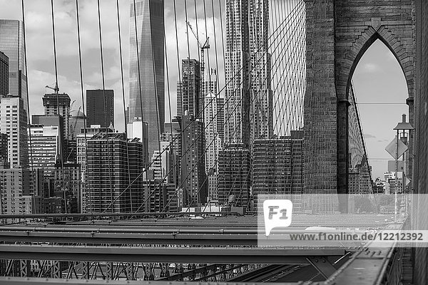 Ansicht der Brooklyn Bridge und der Wolkenkratzer  B&W  New York  USA