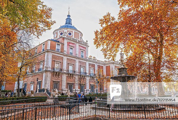 Jardín de la Isla con el Palacio Real de Aranjuez. Madrid province  Spain.