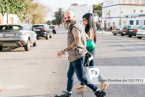 Ein reifes Hipster-Paar überquert die Straße  Valencia  Spanien