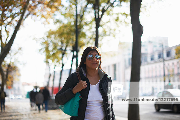 Frau mit Sonnenbrille auf der Straße  Lissabon  Portugal  Europa