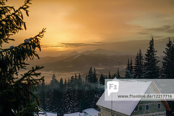 Erhöhte Ansicht von schneebedeckten Bergen bei Sonnenuntergang  Gurne  Ukraine  Osteuropa