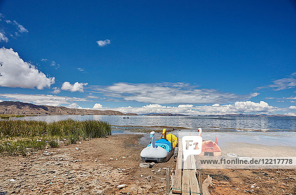 Schwanen-Tretboote am Strand  Huarina  La Paz  Bolivien  Südamerika