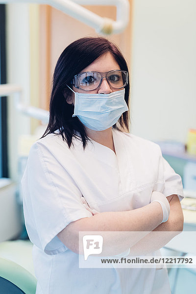 Porträt einer Zahnärztin  mit chirurgischer Maske  in einer Zahnarztpraxis