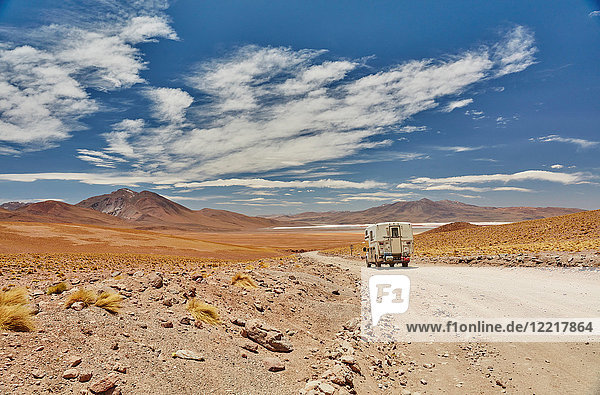 Freizeitfahrzeug bewegt sich durch die Landschaft  Rückansicht  Chalviri  Oruro  Bolivien  Südamerika
