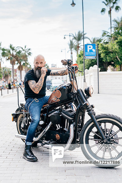 Ausgereiftes männliches Hipster-Ride-Motorrad  Valencia  Spanien