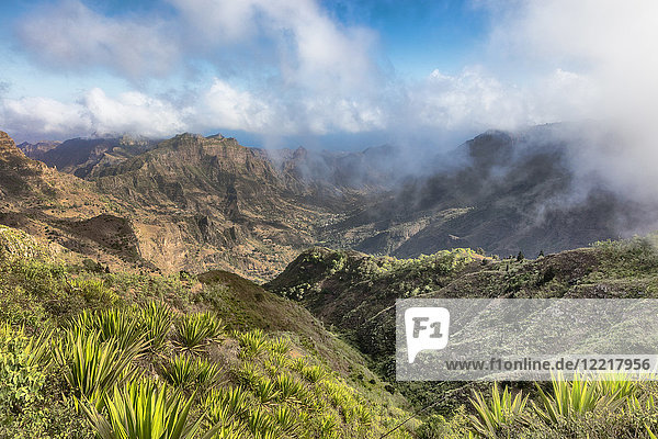 Berglandschaft mit niedrigen Wolken  Serra da Malagueta  Santiago  Kap Verde  Afrika