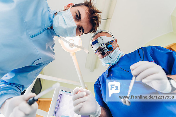 Zahnarzt und Zahnarzthelferin  die den Patienten behandeln  persönliches Perseptiv