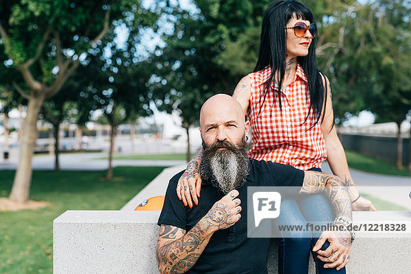 Reifes Hipster-Paar im Park  Porträt  Valencia  Spanien