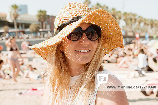 Porträt einer Frau am Strand  Barcelona  Katalonien  Spanien