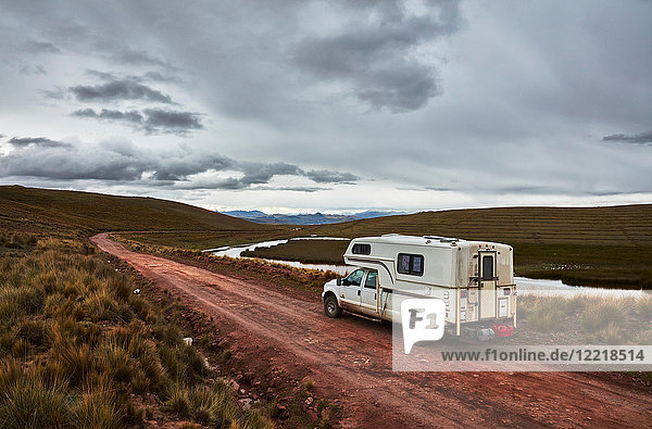 Wohnmobil auf Feldweg am Fluss geparkt  Yanaoca  Cusco  Peru