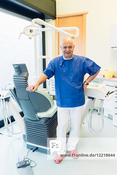 Portrait eines Zahnarztes in einer Zahnarztpraxis
