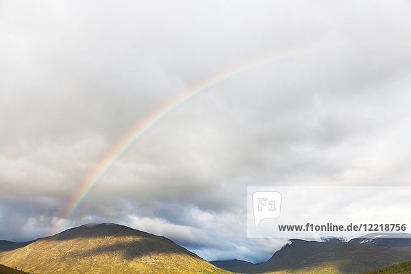 Regenbogen über der Berglandschaft  Jotunheimen-Nationalpark  Lom  Oppland  Norwegen