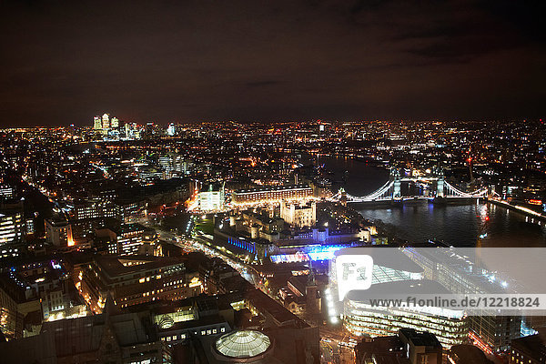 Nachts beleuchtete Stadtlandschaft von London und der Themse  Vereinigtes Königreich  Europa