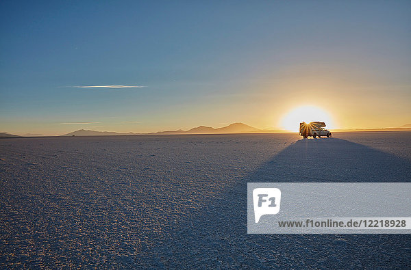 Freizeitfahrzeug  fährt über Salinen  Salar de Uyuni  Uyuni  Oruro  Bolivien  Südamerika