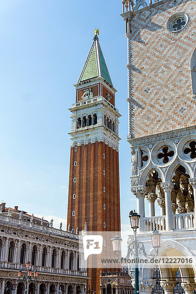Italien  Venetien  Venedig  Markusglockenturm und Herzogspalast Detail