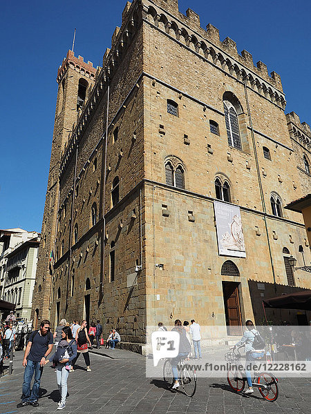 Europa  Italien  Toskana  Florenz  Touristen besuchen die Altstadt mit Fahrrädern