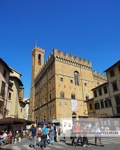 Europa  Italien  Toskana  Florenz  Touristen besuchen die Altstadt