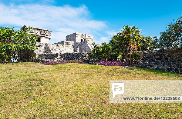 Tulum  Mexiko  die Burg (El Castillo) in der archäologischen Stätte der Maya-Stadt