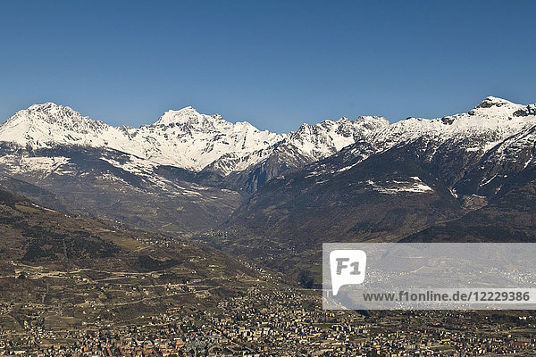 Blick auf Aosta  Aosta-Tal  Italien